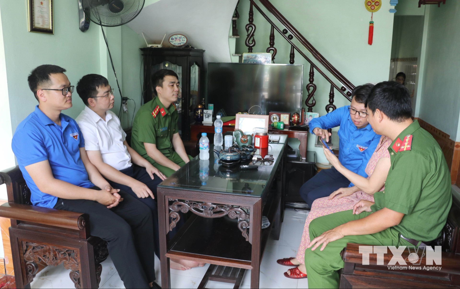 Lực lượng công an cùng với đoàn viên thanh niên hỗ trợ người dân tiếp cận các nền tảng số tại xã Giao Bình, tỉnh Ninh Bình. (Ảnh: Thùy Dung/TTXVN)